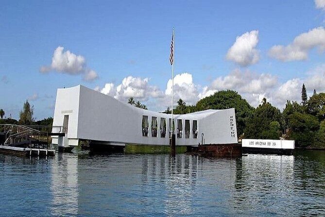 Pearl Harbor & Mini Circle Island Tour from Waikiki - A 7:00 am start that actually helps you see more
